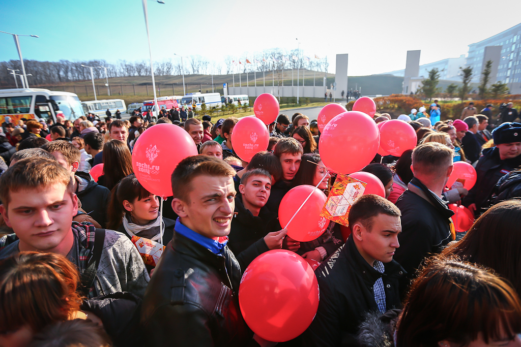 Сотни людей пришли на эстафету огня в ДВФУ, Фото с места события собственное