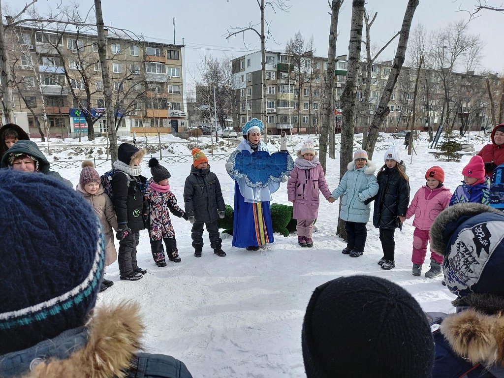 В сквере по улице Ворошилова прошел фольклорный праздник "Как зима с весной встречи искала"