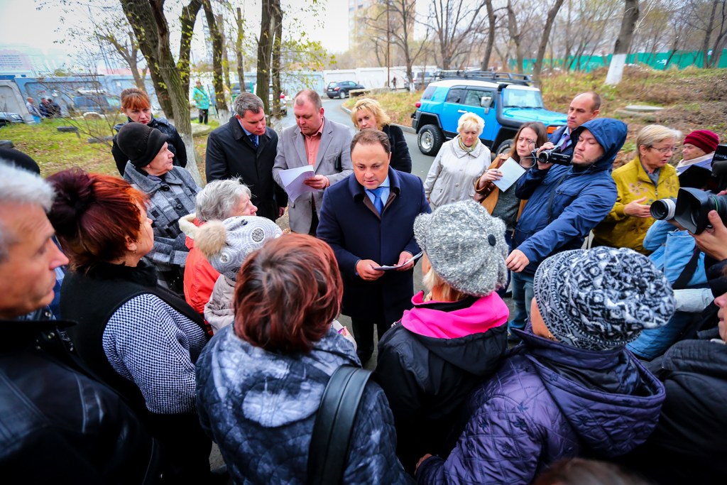 Только копии документов на парковку показали даже мэру Владивостока , Фото с места события собственное