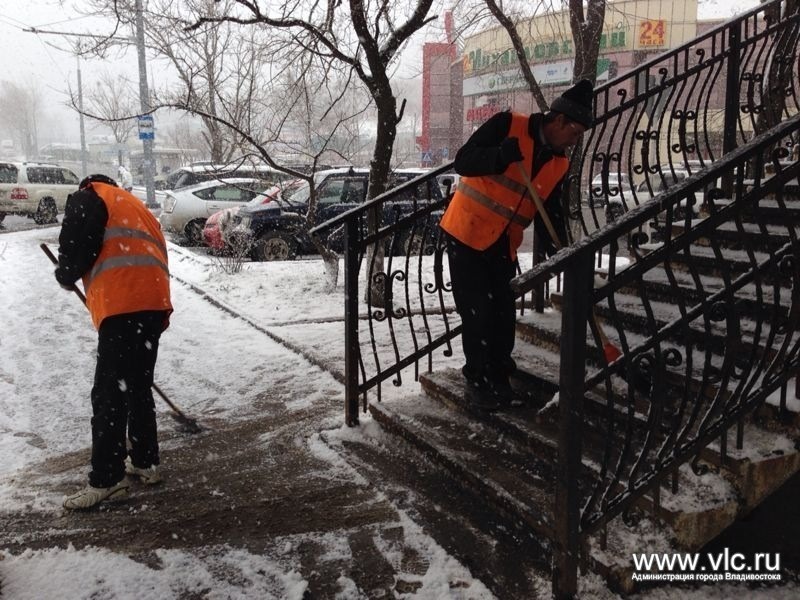 Очистка от снега Администрация Владивостока