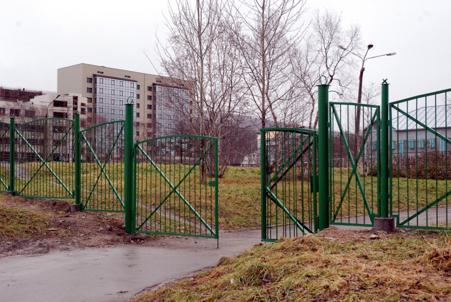 В детских садах и школах Южно-Сахалинска ведется установка новых ограждений   пресс-служба мэрии