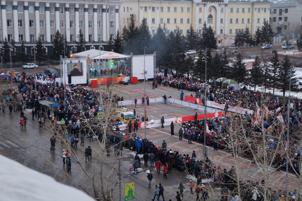 Олимпийский Огонь ждут на центральной площади столицы Бурятии, Фото с места события собственное