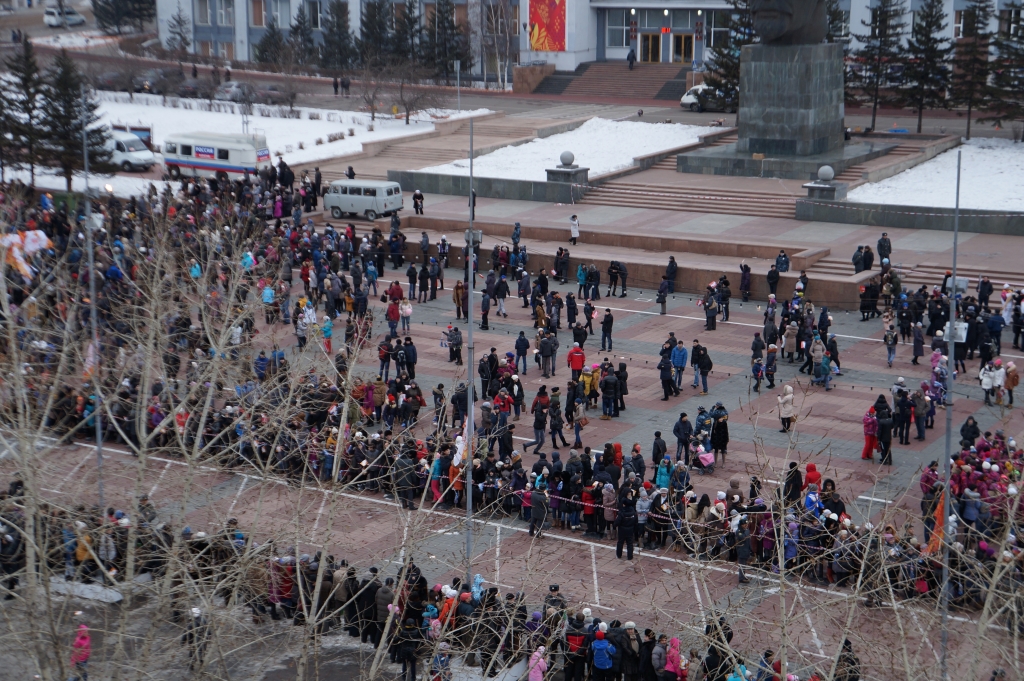 Олимпийский Огонь ждут на центральной площади столицы Бурятии, Фото с места события собственное