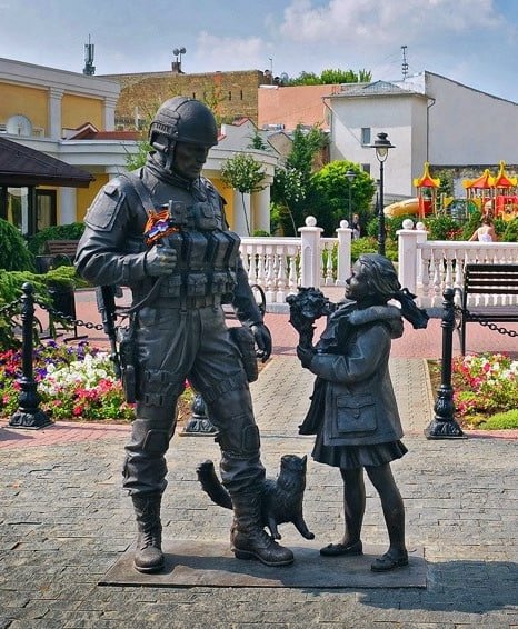 Памятник "Вежливым людям" в Симферополе
