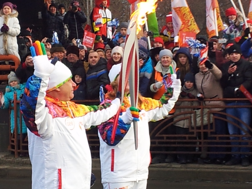 Олимпийский огонь возле ИрГТУ, Фото с места события собственное