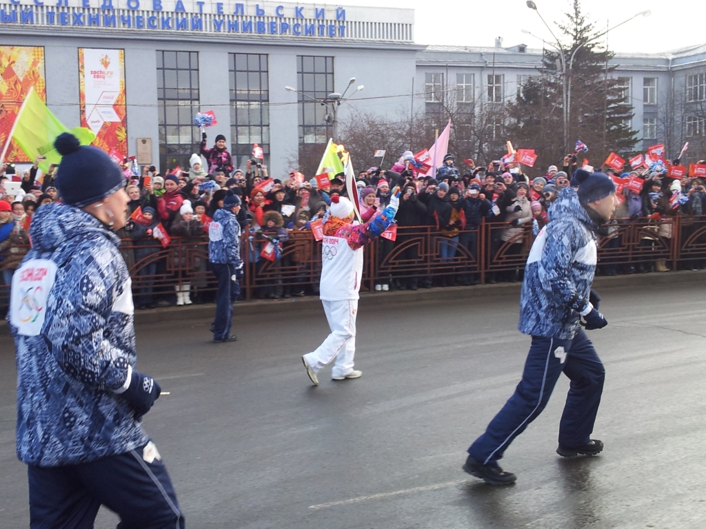 Олимпийский огонь возле ИрГТУ, Фото с места события собственное