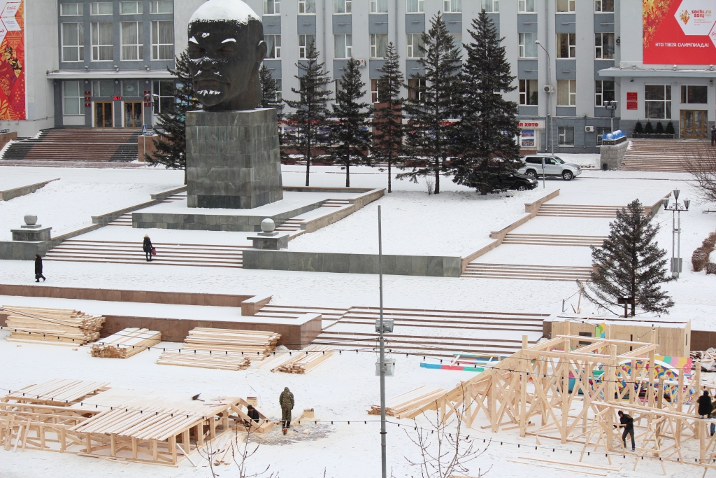 Строительство ледового городка началось на центральной площади в столице Бурятии , Фото с места события собственное