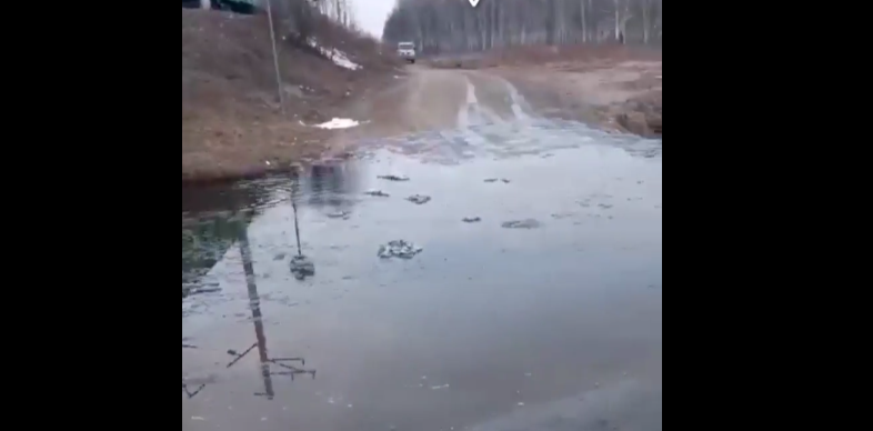 В Мегете под Ангарском река затопила дорогу