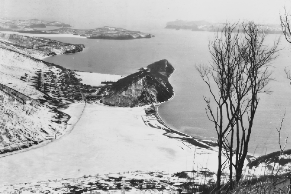 Замёрзшее озеро, видна зимняя дорога вдоль сопки, середина 1920-х гг.