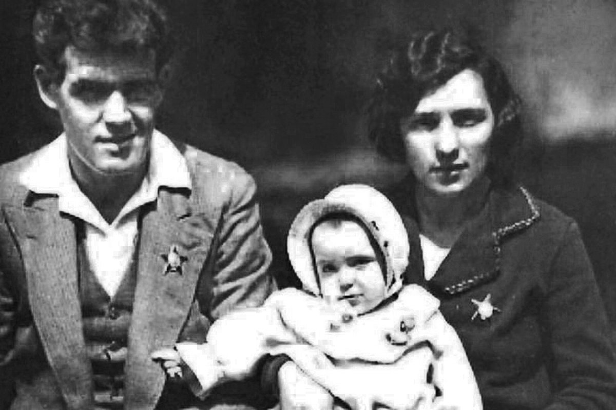 Василий и Дора Васильевы с дочерью Кариной