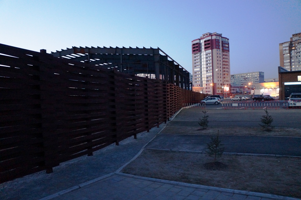 Роман Бугримов: "Рядом ограждение и строение за ним", Фото с места события собственное