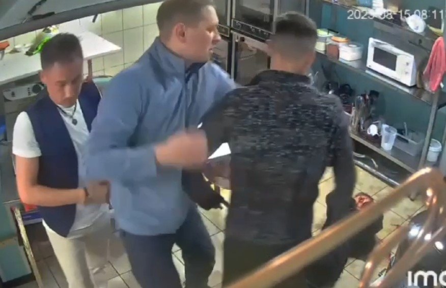 Пьяного агрессора, избивавшего женщину, робко пытались успокоить коллеги. Кадры с камеры видеонаблюдения в кафе п. Сокоч