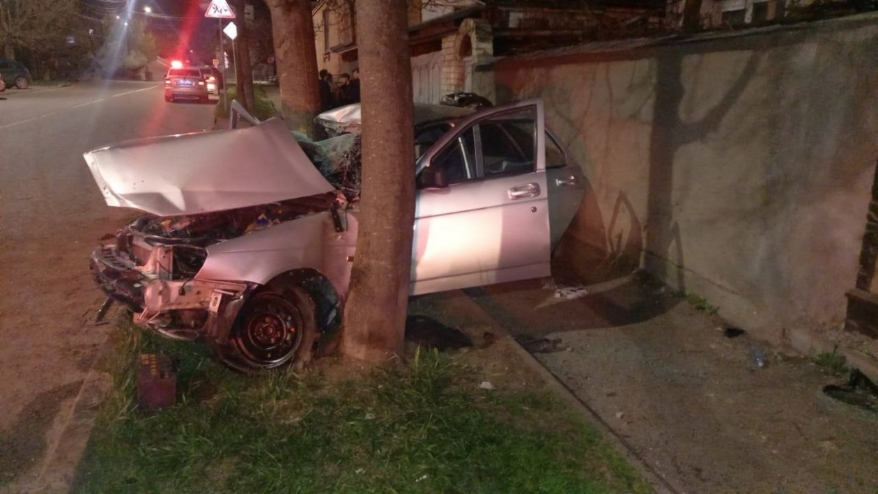 В реанимацию попал врезавшийся в дерево водитель авто в Кисловодске