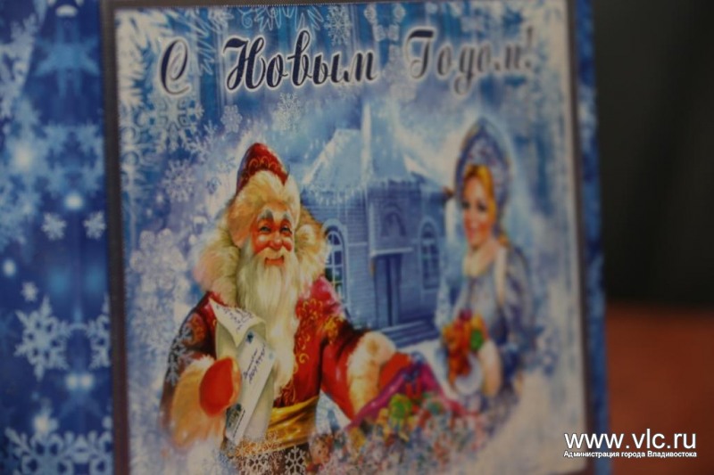 Рисунок на коробке с подарками, Фото с места события из других источников