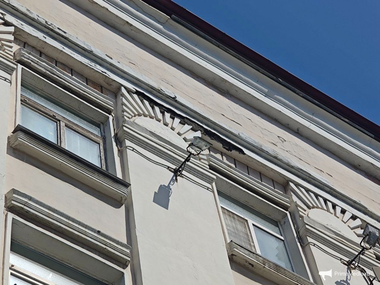 В центре Владивостока на тротуар обрушилась часть фасада здания