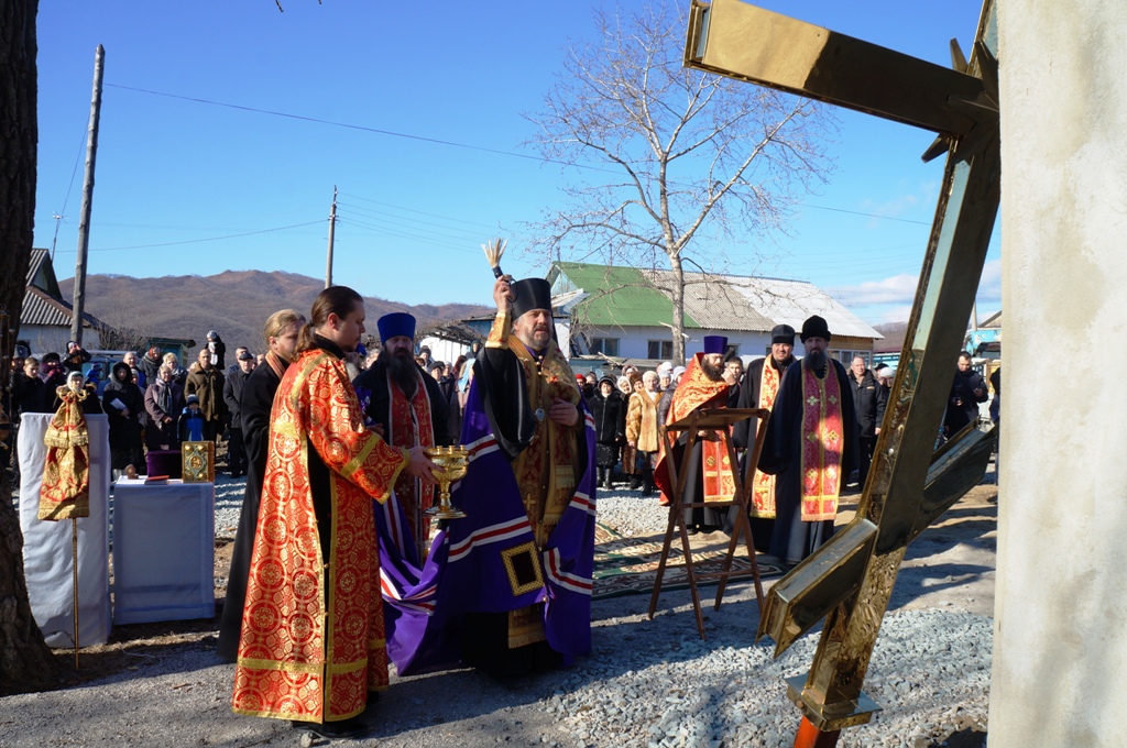 Крест освятил епископ Николай, Фото с места события собственное