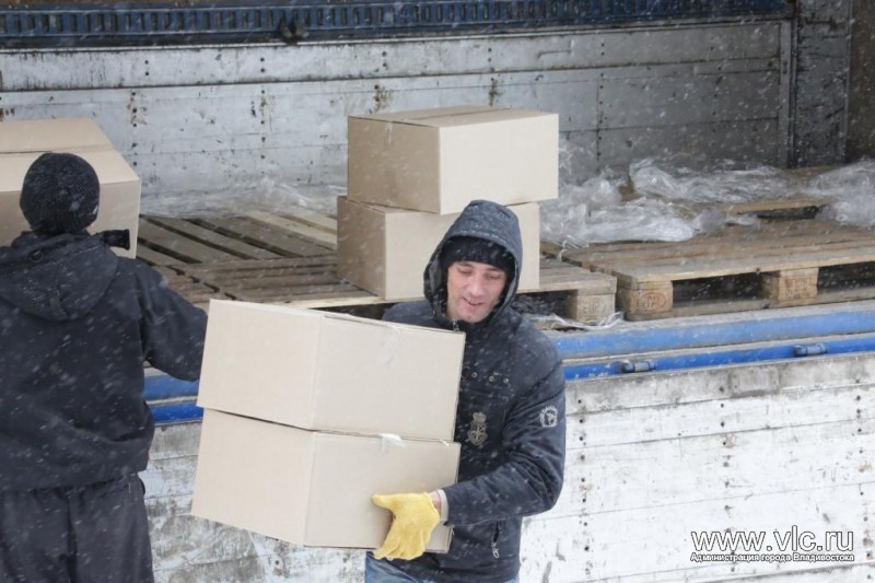 Первая партия подарков уже доставлена в одну из школ города, Фото с места события из других источников