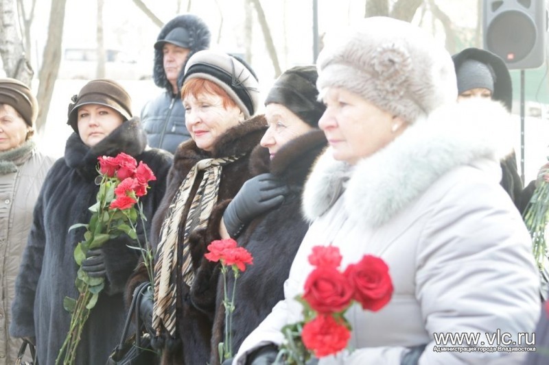 Жители Владивостока у памятника погибшим, Фото с места события из других источников