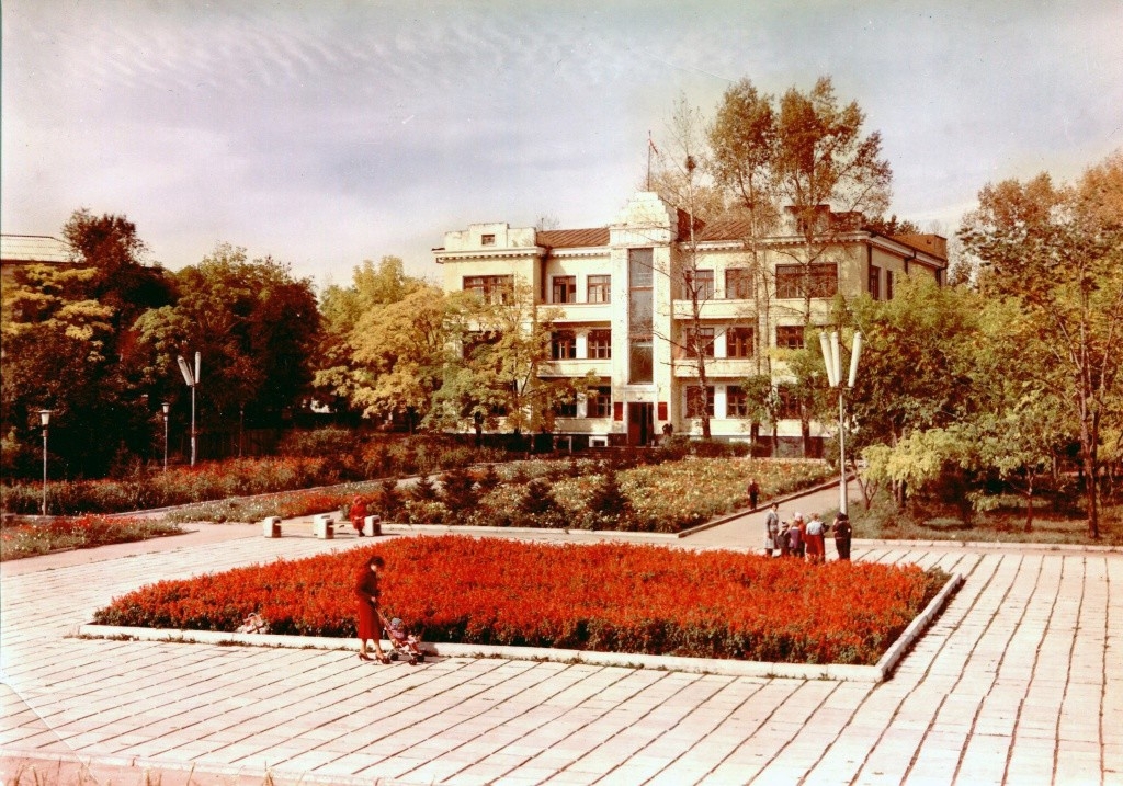 Здание обкома партии . Старая площадь годов, 70--80-х годов Госархив ЕАО