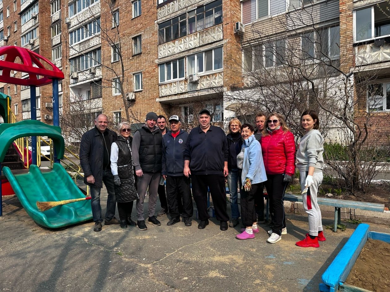 Депутаты и работники аппарата Думы Владивостока приняли участие в общегородском субботнике