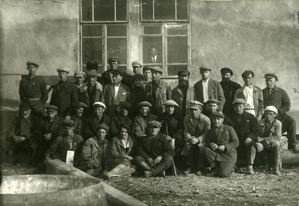 Группа переселенцев, прибывших в 1928 г. Ст. Тихонькая. 1930 г. Госархив ЕАО