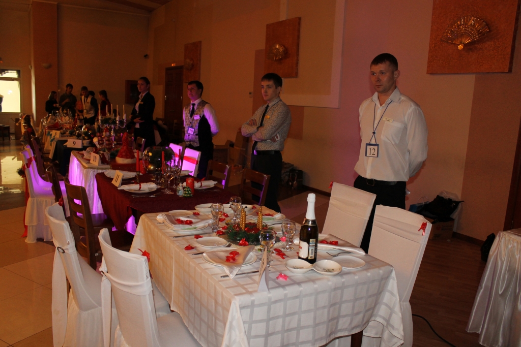 Конкурсанты представили на суд жюри свои варианты новогоднего убранства стола, Фото с места события собственное