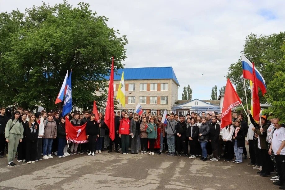 Жители Петровского округа совершили восхождение на гору Куцай ко Дню Победы