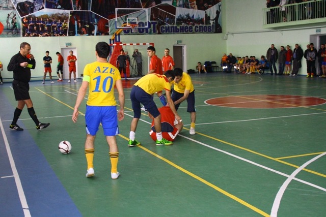 На помощь игроку таджикской команды пришли соперники из сборной Азербайджана, Фото с места события собственное
