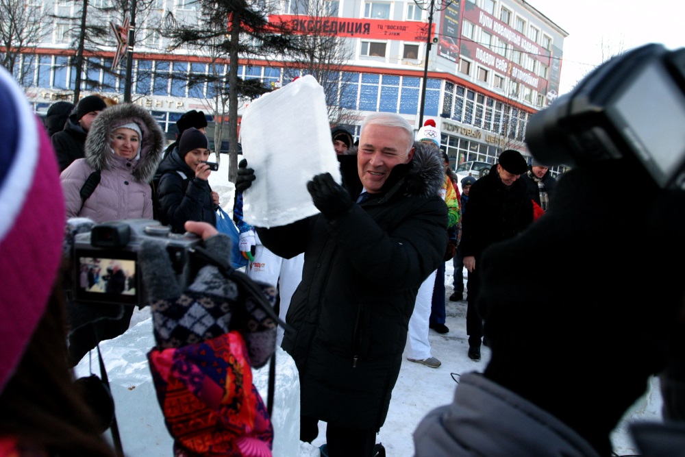 Губернатор области и мэр Магадана торжественно совершили первый надпил, Фото с места события собственное