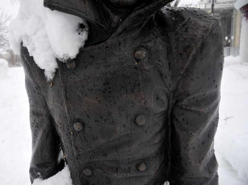 Свастика на груди человека в футляре, Фото с места события собственное