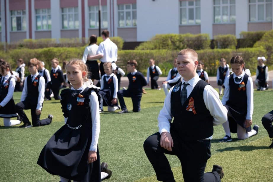 Под открытым небом станцевали вальс Победы школьники Хабаровска