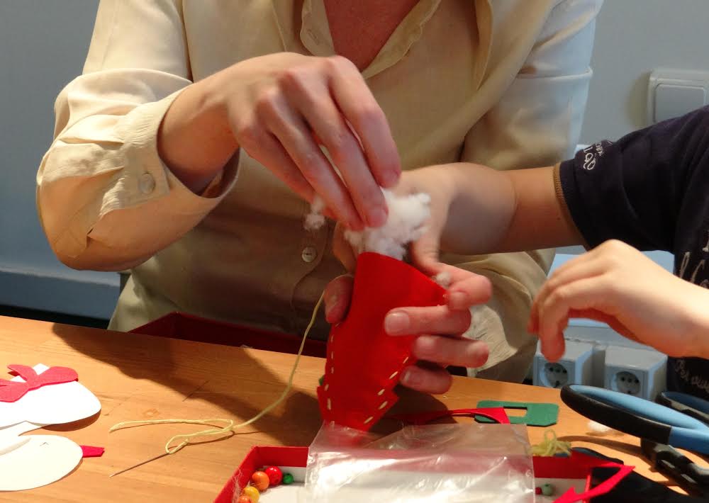 Затем следует сшить две стороны и наполнить игрушку ватой, Фото с места события собственное