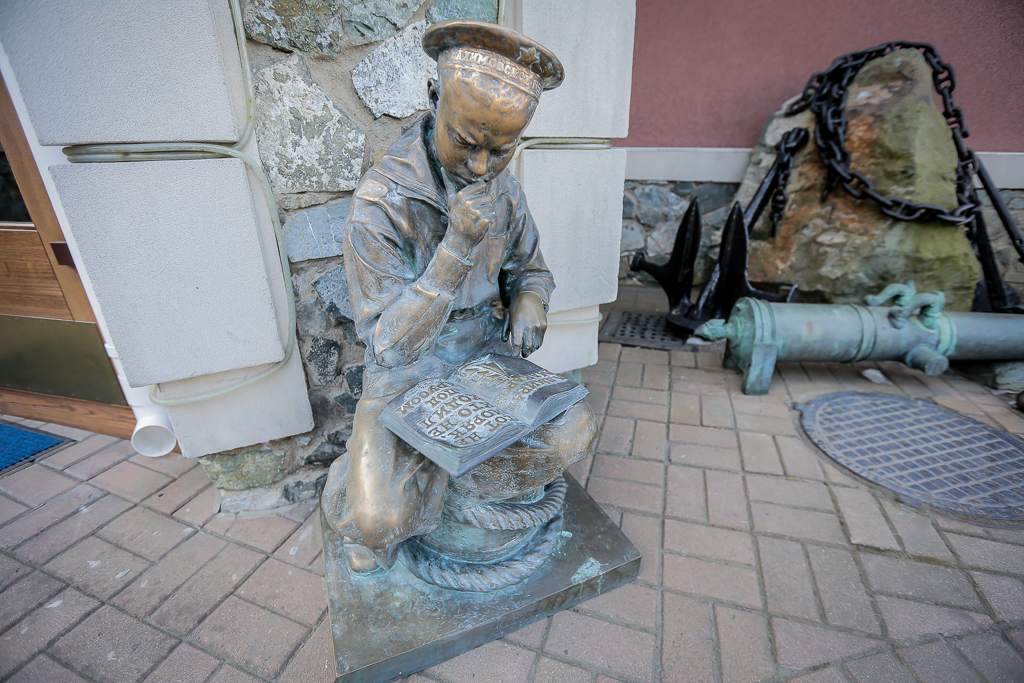 Бронзовая статуя моряка, Фото с места события собственное