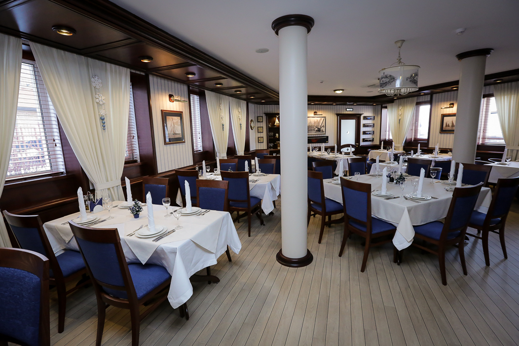 Интерьер кают-компании "Семь Футов", Фото с места события собственное