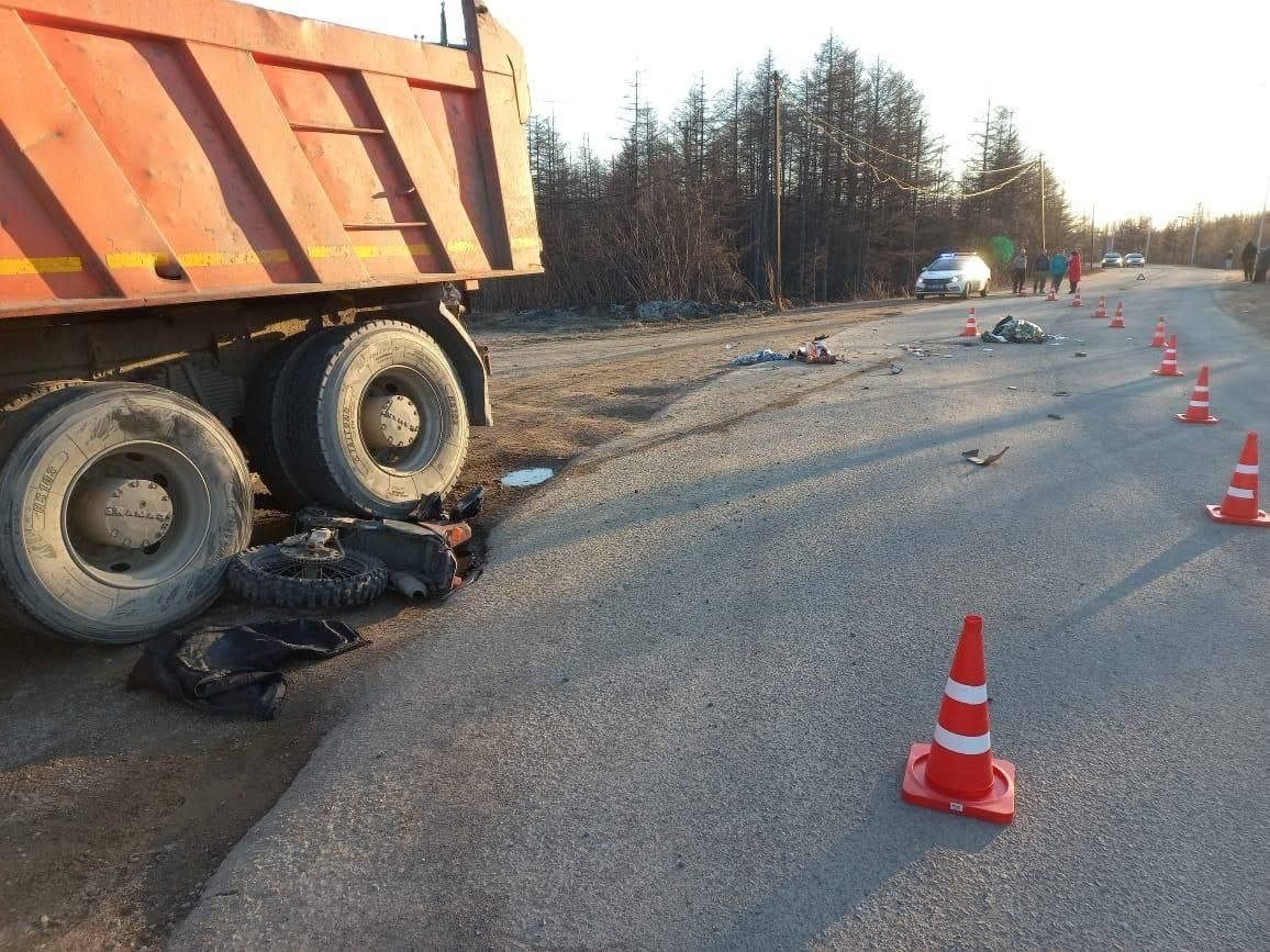 Столкновение мотоцикла с КамАЗом в пригороде Магадана привело к трагедии УГИБДД УМВД России по Магаданской области