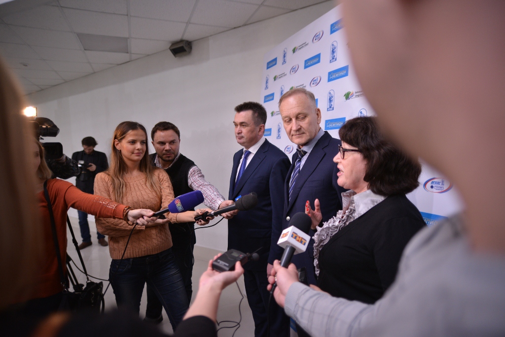 Владимир Миклушевский, Геннадий Лазарев и Людмила Талабаева, Фото с места события из других источников