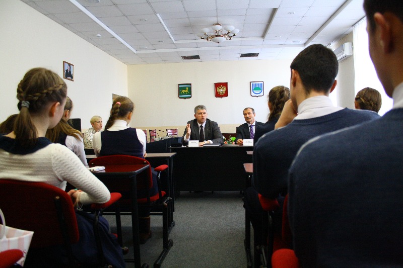 Кирпич "со смыслом" подарили школьники руководителям Биробиджана, Фото с места события собственное