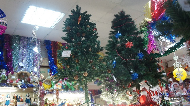 Продажа искусственных елок, Фото с места события собственное