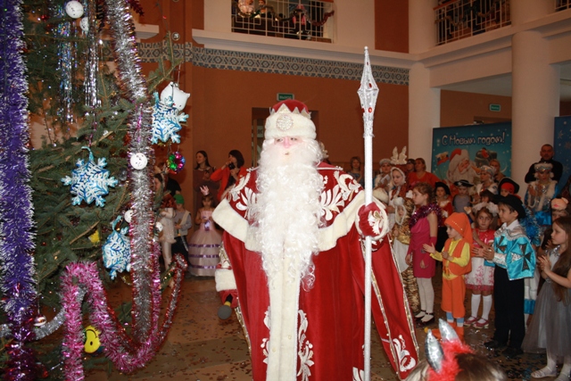 Дед Мороз из Великого Устюга поздравил детей на елке мэра Биробиджана, Фото с места события собственное