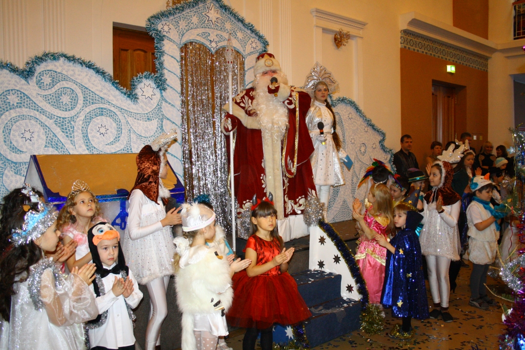 Дед Мороз из Великого Устюга поздравил детей на елке мэра Биробиджана, Фото с места события собственное