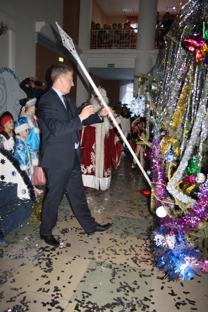 Мэр зажигает гирлянды на елке , Фото с места события собственное
