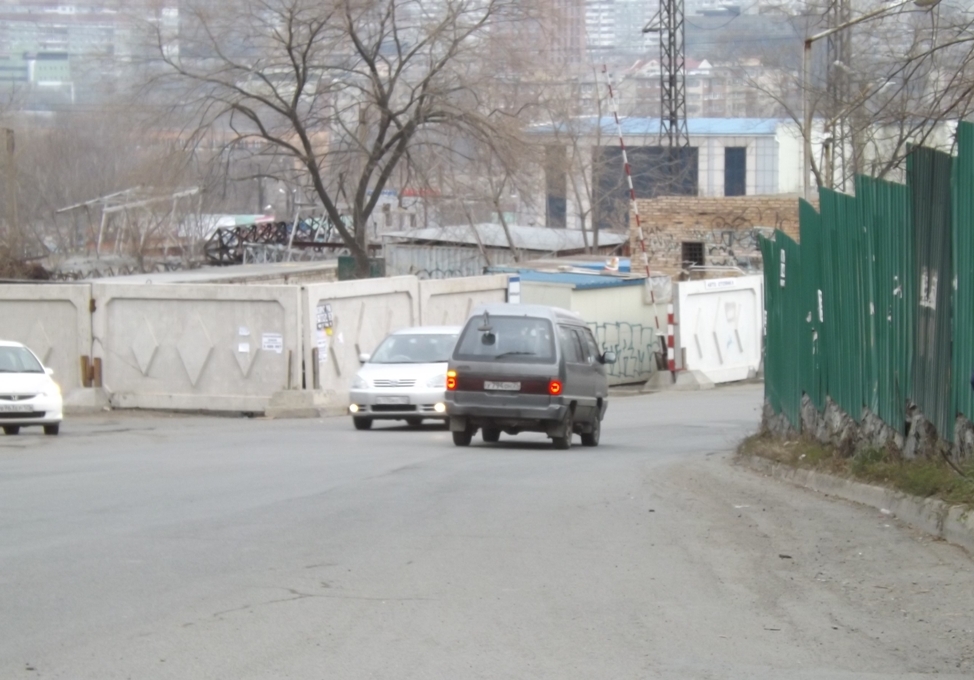 За бетонным забором разместилась скандальная автостоянка  Ольга Кускова, PrimaMedia