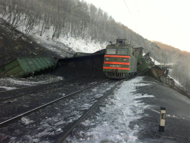 Сход грузового поезда в Слюдянском районе, Фото с места события из других источников