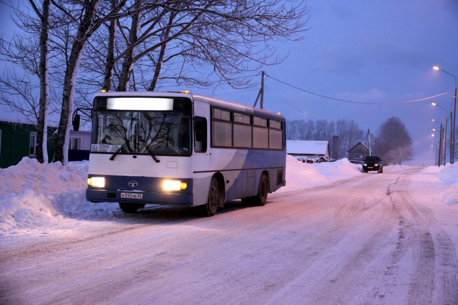 Автобус южно сахалинск. Новый автобус в селе. Деревенский автобус в городе. Новый автобус в деревню. Маршрут автобусов деревенский.