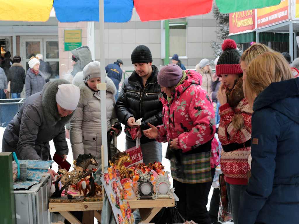 Последними приготовлениями к Новому году заняты жители Иркутска, Фото с места события собственное