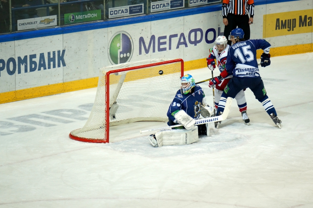 Мурыгин отражает очередной бросок по своим воротам, Фото с места события собственное