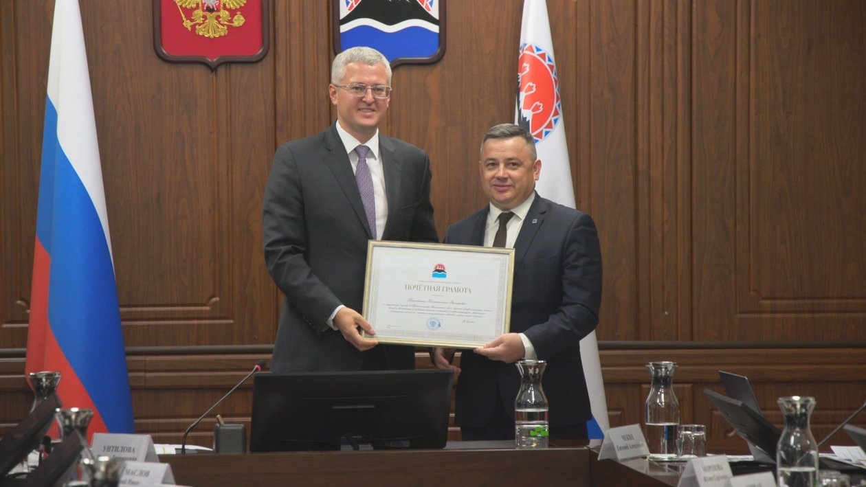 Губернатор Солодов вручает почетную грамоту бывшему министру спорта Камчатского края Константину Хмелевскому