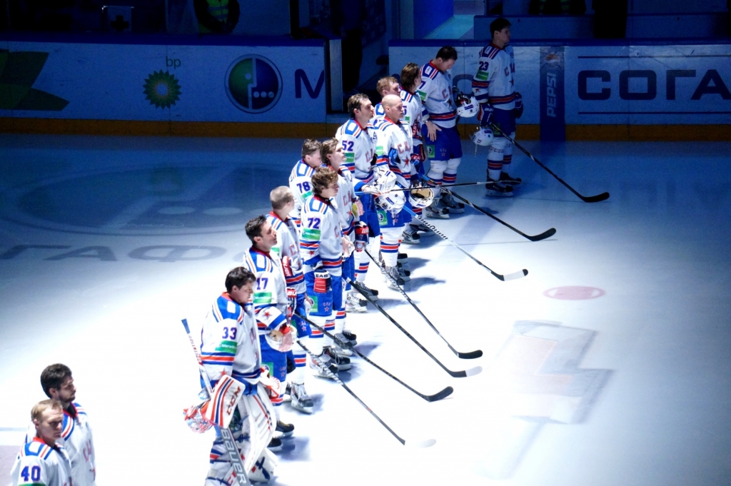 Хоккеисты "СКА" во время звучания гимна Российской Федерации, Фото с места события собственное