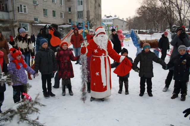 Новый год и Рождество по-соседски дружно отметили жильцы одного из домов, Фото с места события собственное