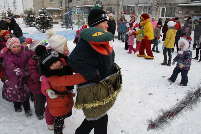 Новый год и Рождество по-соседски дружно отметили жильцы одного из домов, Фото с места события собственное
